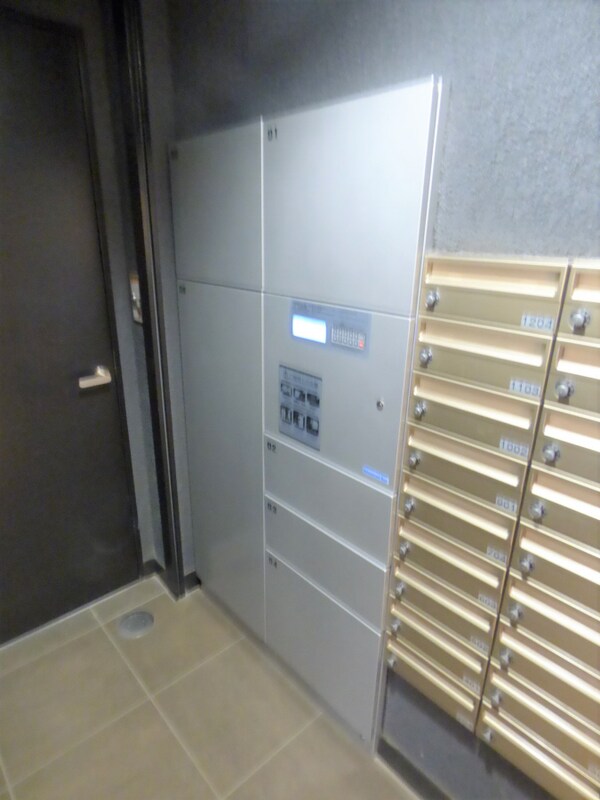 エントランス(荷物がいつ届いても安心の宅配ボックス)