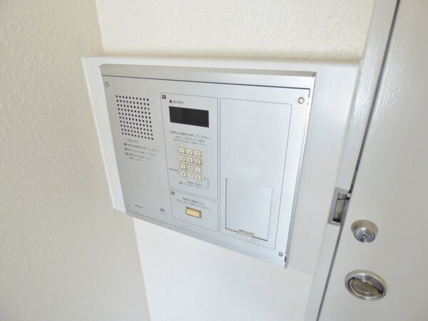 エントランス(安心のオートロック完備)