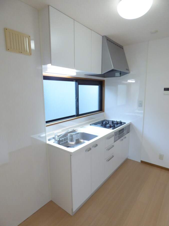 物件内観写真4　(３口ガスシステムキッチン)