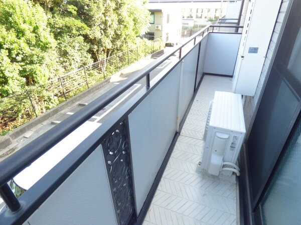 バルコニー・ベランダ(南東向きの広めのバルコニーで日当たり良好)