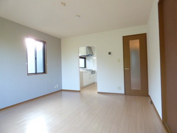 リビング(アクセントクロスがオシャレなリビング)