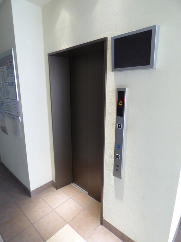 エントランス(防犯カメラ付エレベーター)