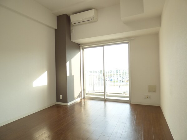 居室(明るい洋室)