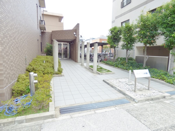 エントランス(安心のオートロック完備)