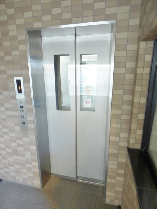 エントランス(エレベーター完備)