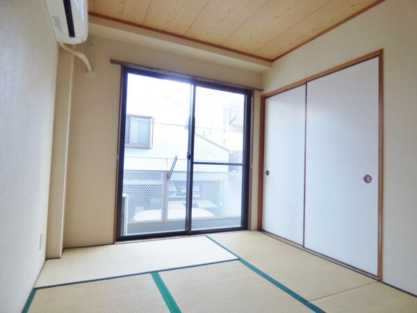 居室(明るい和室)