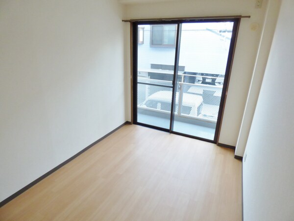 居室(明るい洋室)