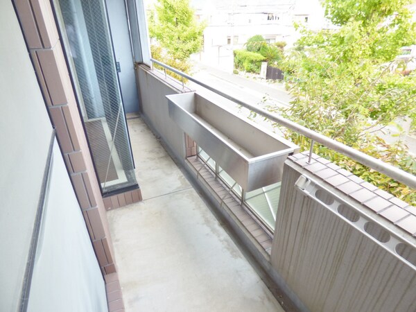 バルコニー・ベランダ(南向きの広々ワイドバルコニーで日当たり良好)