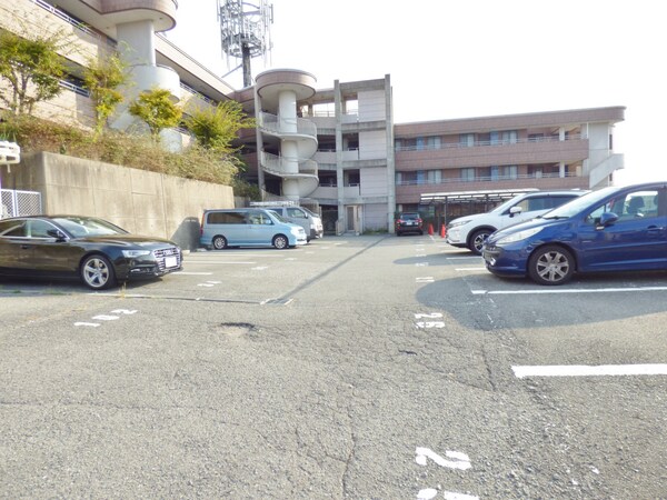 駐車場(広々とした敷地内駐車場完備)