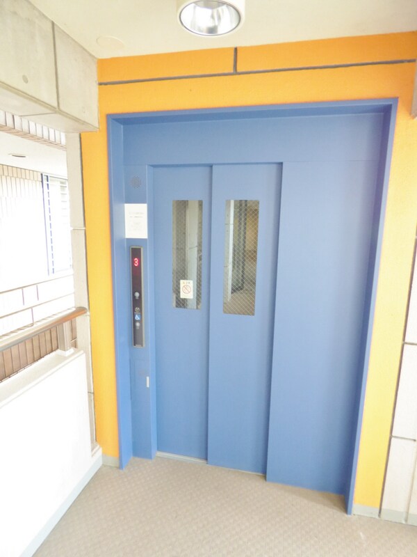 エントランス(エレベーター完備)