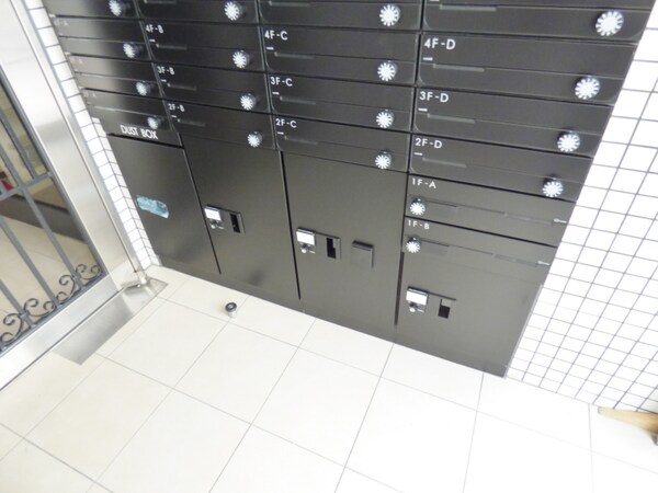 エントランス(荷物がいつ届いても安心の宅配ボックス)