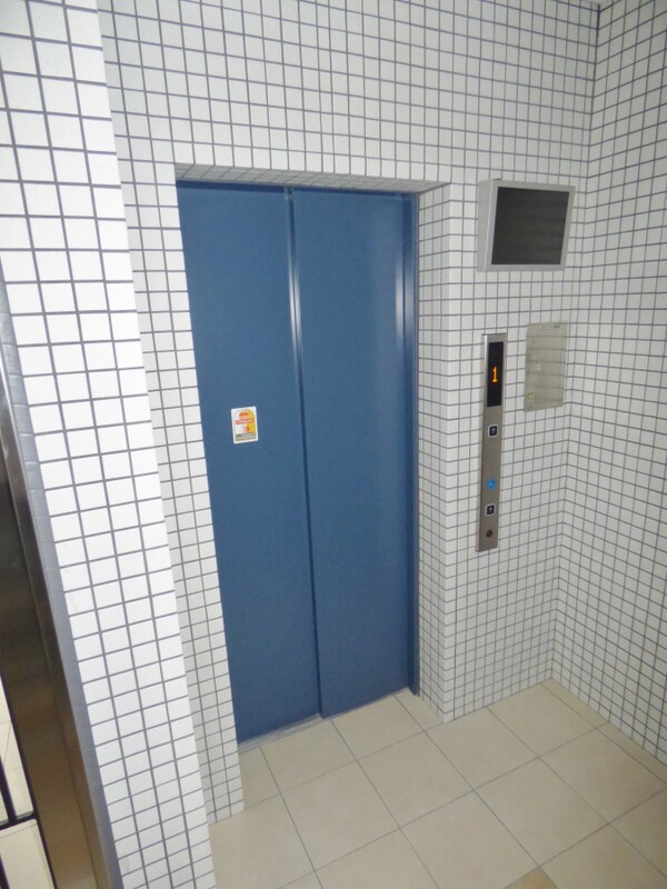 エントランス(TVモニター付エレベーター完備)