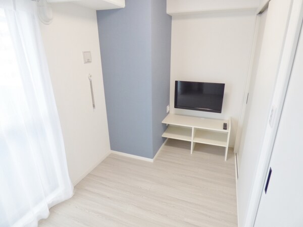 居室(アクセントクロスがオシャレな洋室（壁掛けテレビ付）)