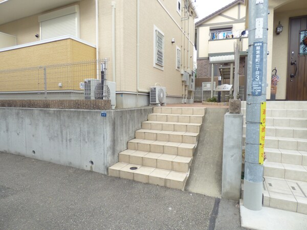 エントランス(１階でもすこし高さがあります)