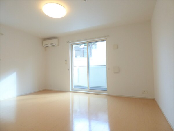 居室(広々とした１３．３帖の洋室)