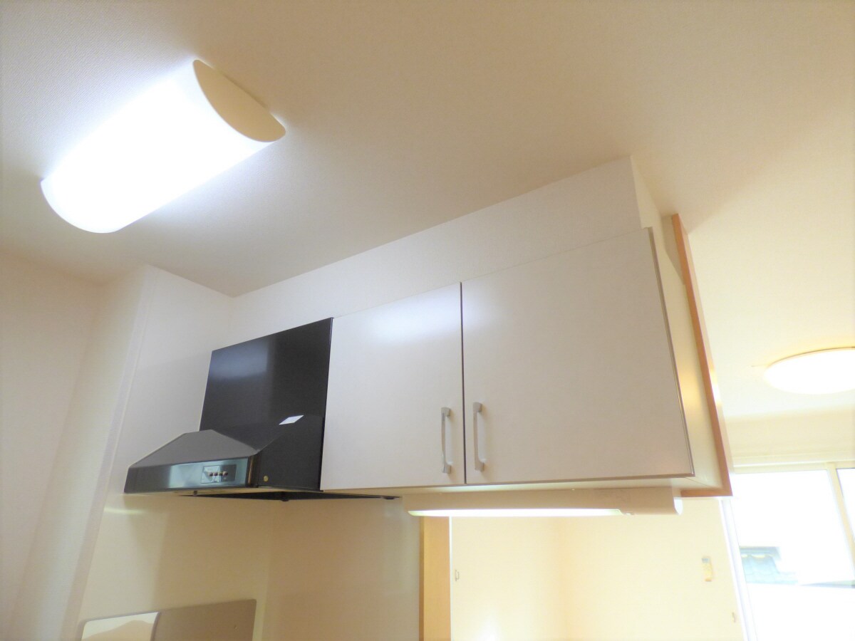 物件内観写真15　(レンジフード＆キッチン収納)