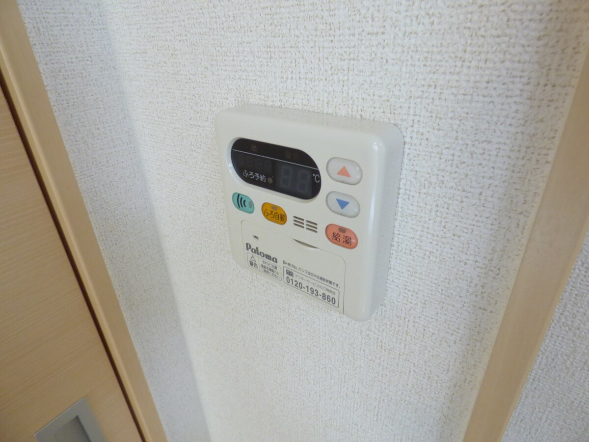 物件内観写真20　(給湯器リモコン)