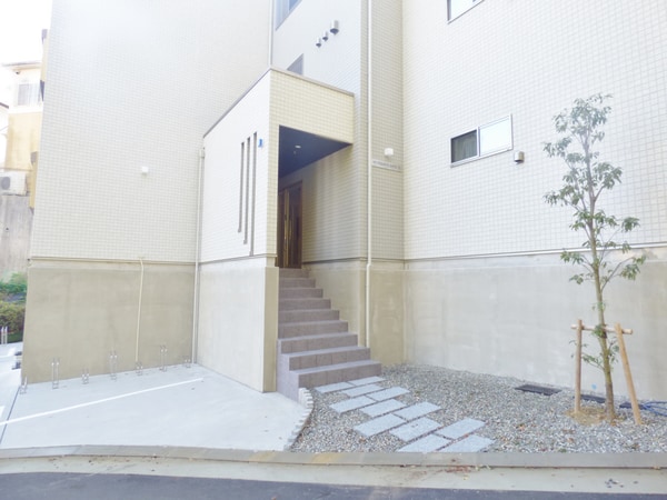 エントランス(安心のオートロック完備)