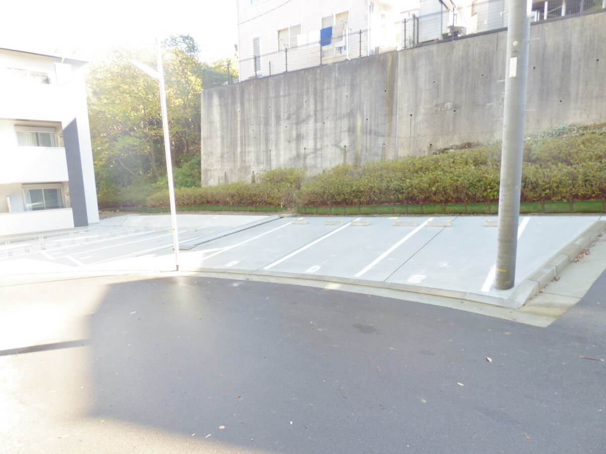 物件外観写真4　(敷地内駐車場)