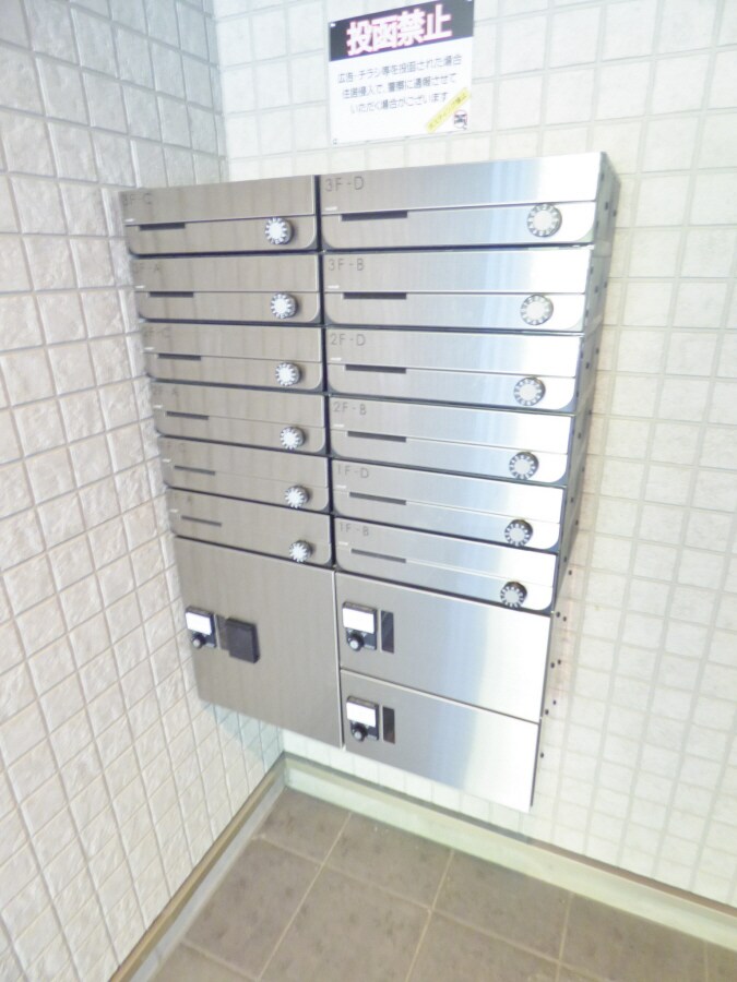 物件外観写真3　(荷物がいつ届いても安心の宅配ボックス)