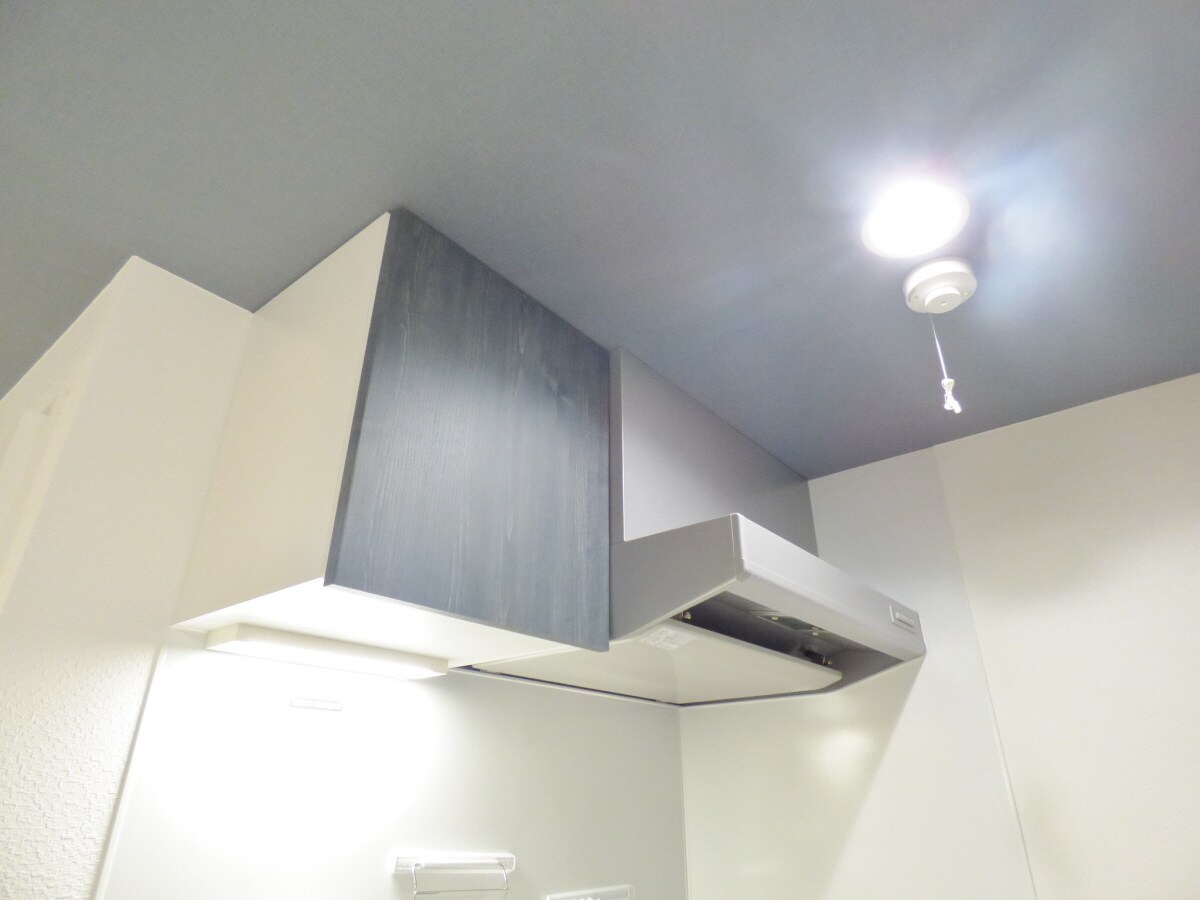 物件内観写真16　(レンジフード＆キッチン収納)