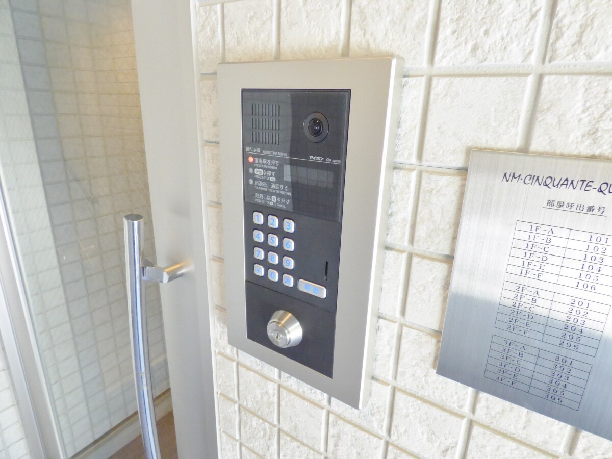 物件外観写真2　(安心のオートロック完備)