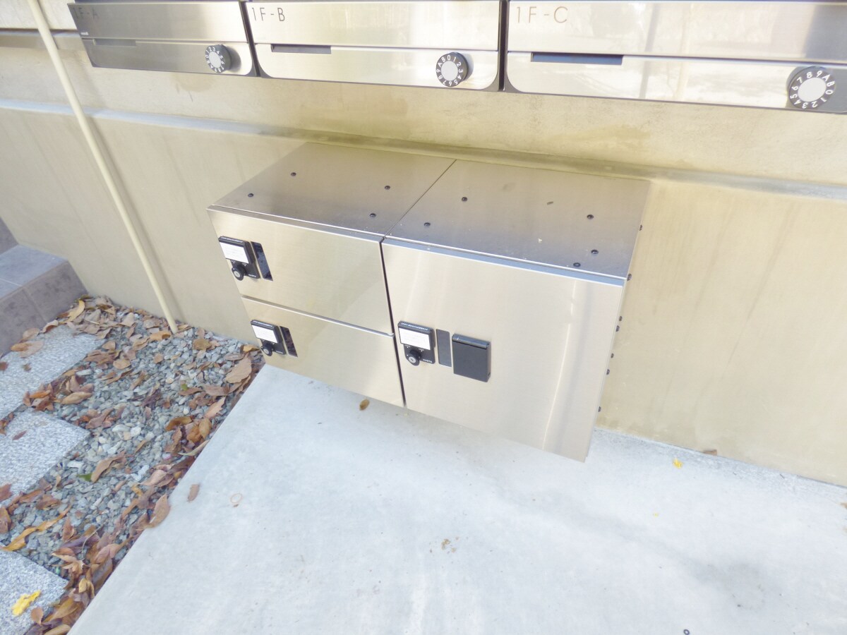 物件外観写真3　(荷物がいつ届いても安心の宅配ボックス)