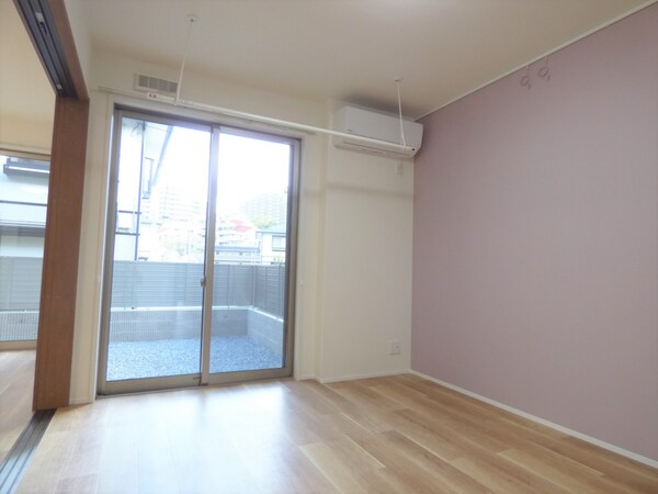 居室(アクセントクロスがオシャレな洋室)