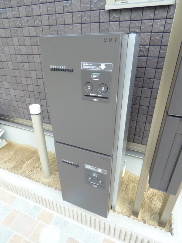 エントランス(荷物がいつ届いても安心の宅配ボックス)