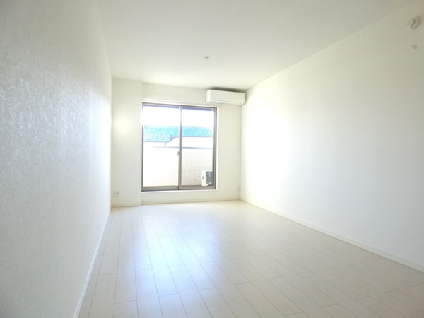 居室(広々とした洋室)