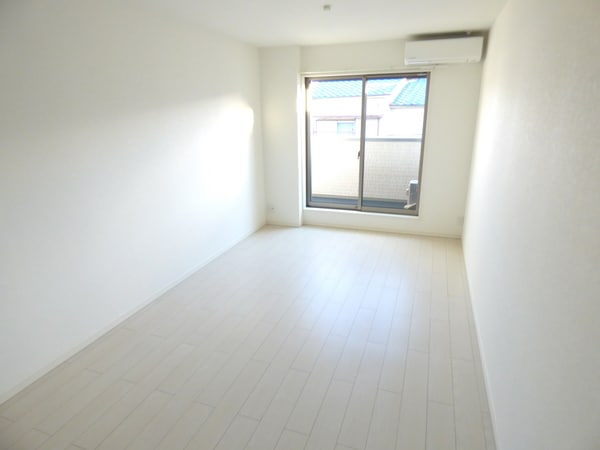 居室(広々とした洋室)