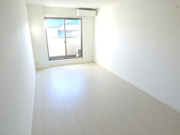 居室(白を基調とした明るいフローリング)