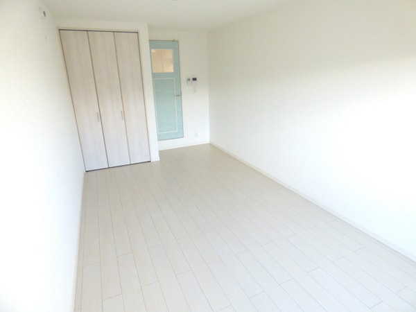 居室(キレイなフローリング)