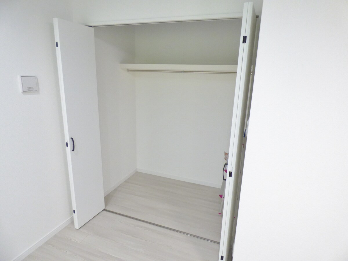 物件内観写真11　(脚立のあるクローゼット)