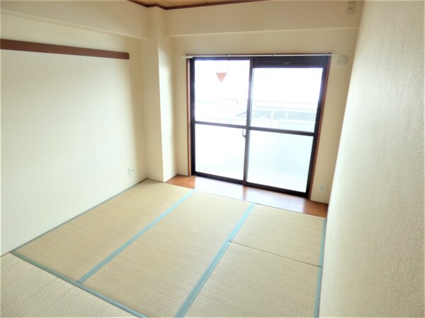 居室(明るい和室)