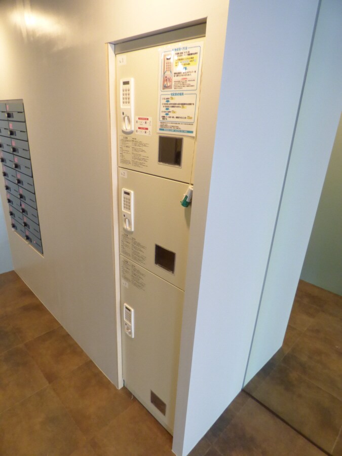 物件外観写真2　(荷物がいつ届いても安心の宅配ボックス)