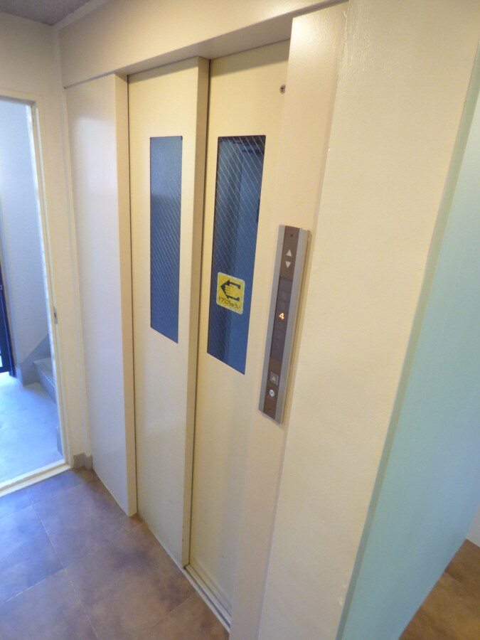 物件外観写真5　(エレベーター完備)