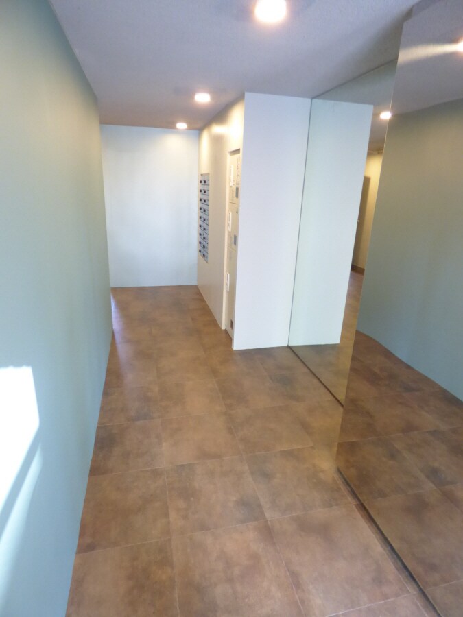 物件外観写真4　(鏡張りのオシャレになったエントランス)