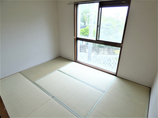 居室(明るい和室)