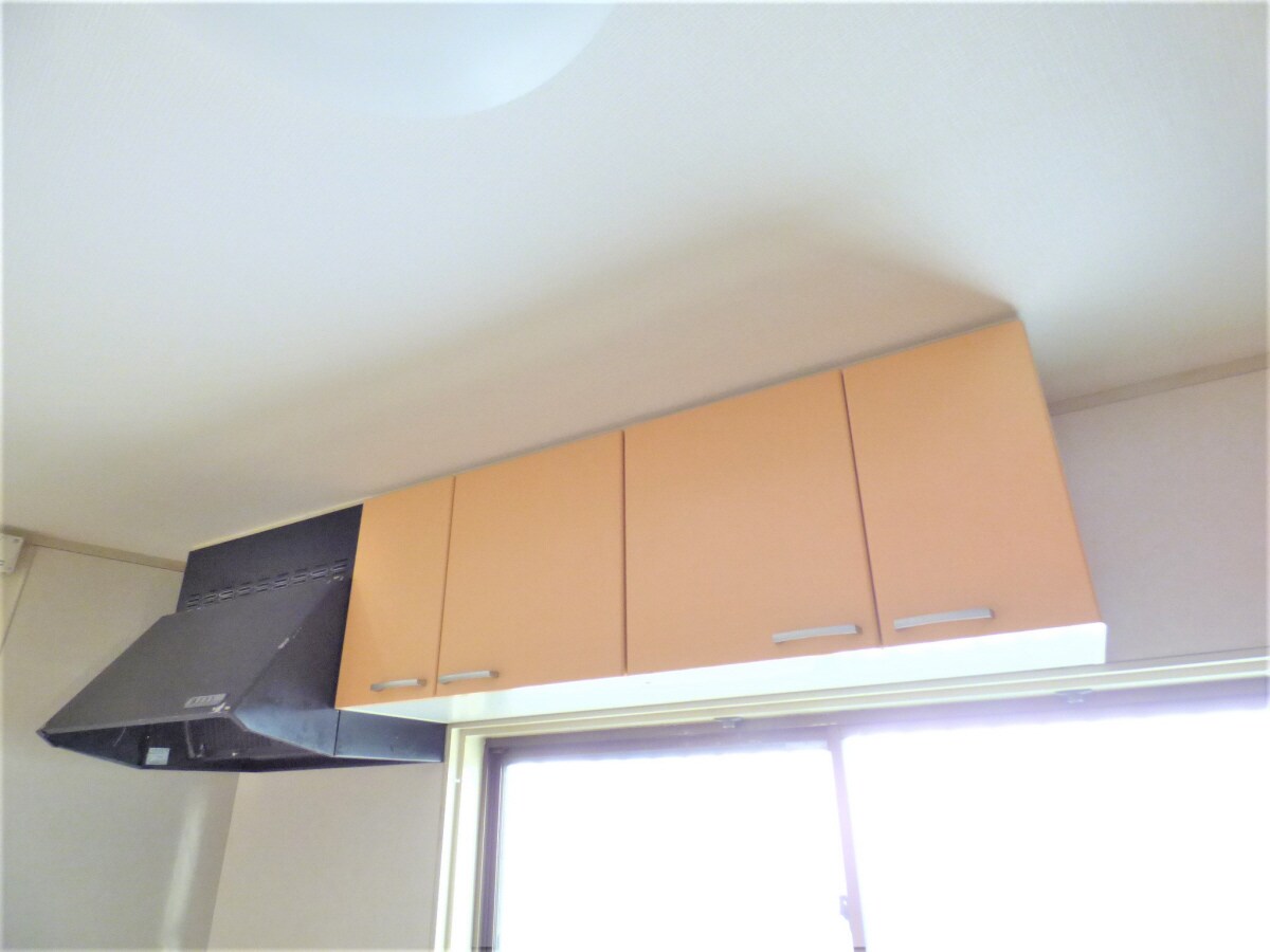 物件内観写真13　(レンジフード＆キッチン収納)