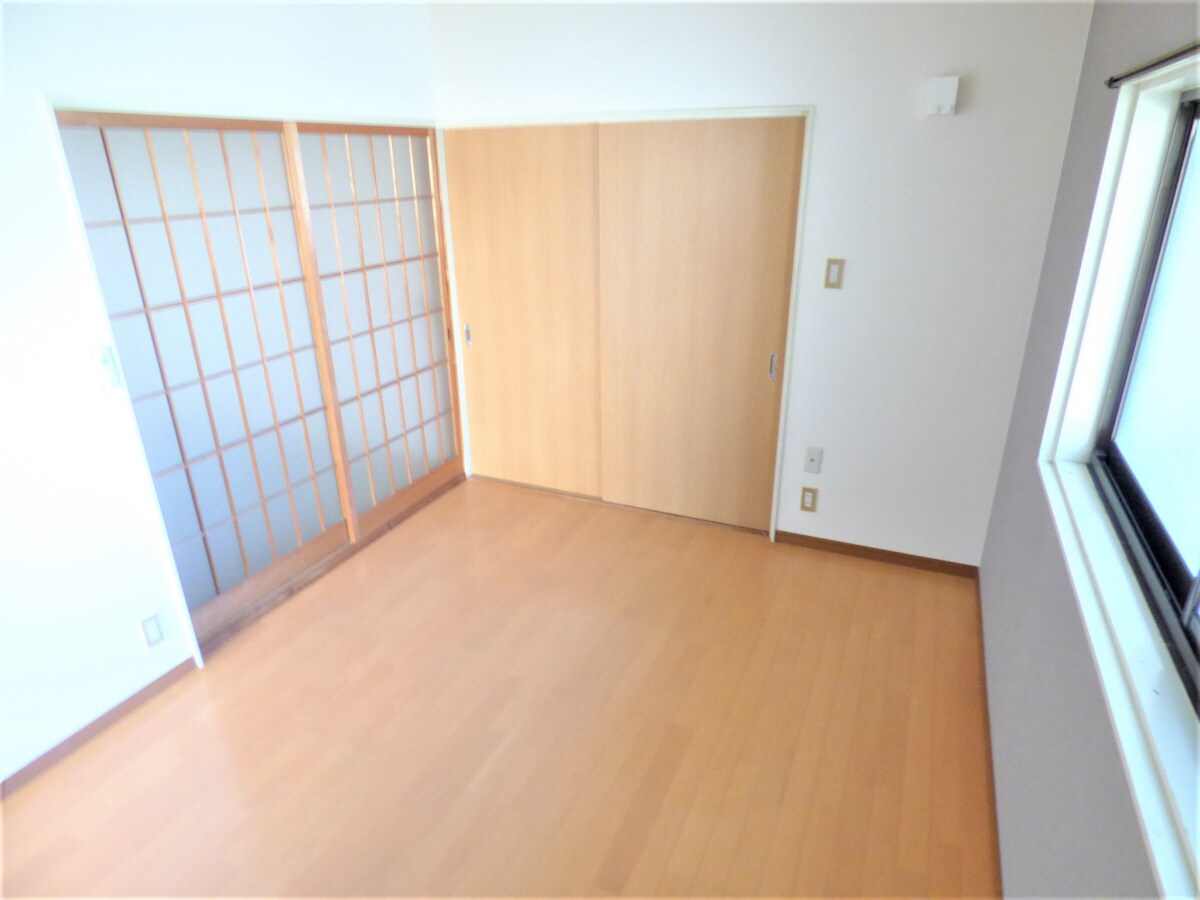 物件内観写真19　(アクセントクロスがオシャレな洋室)