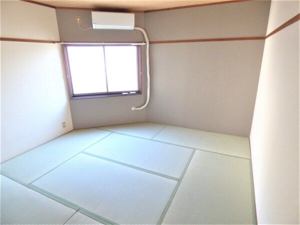 居室(アクセントクロスがオシャレな和室)