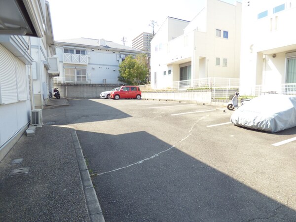 駐車場(敷地内に広々とした駐車場完備)