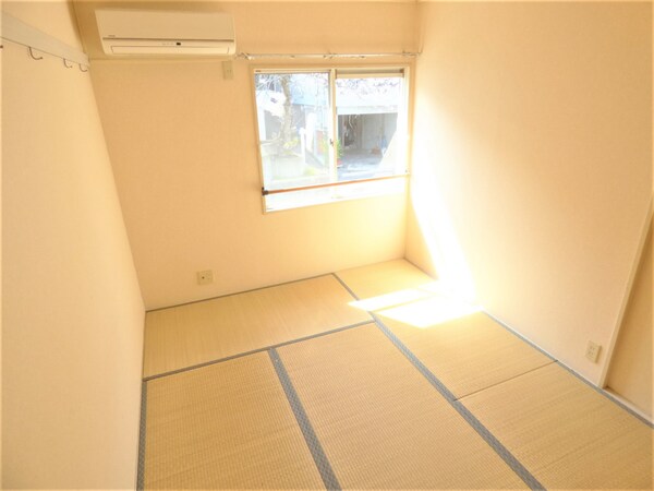 居室(明るい和室)