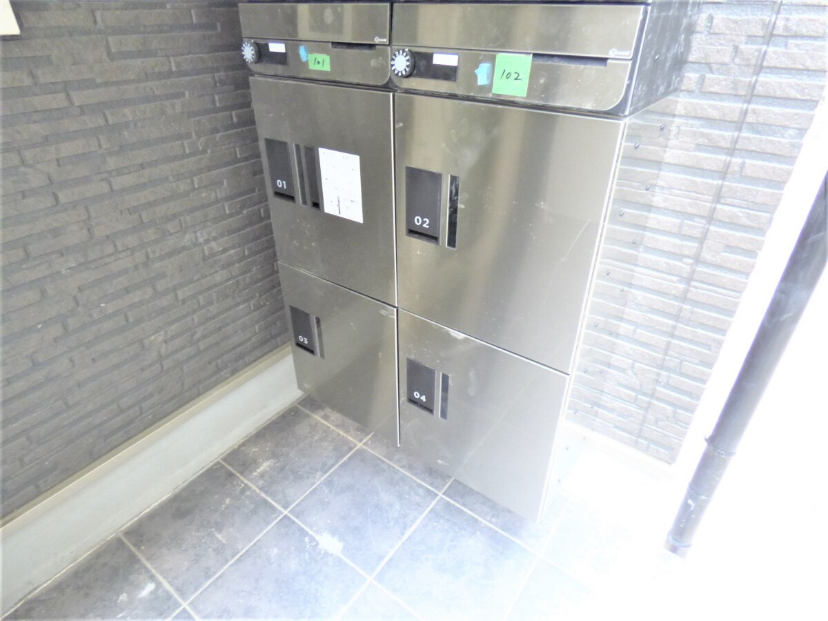 物件外観写真3　(荷物がいつ届いても安心の宅配ボックス完備)