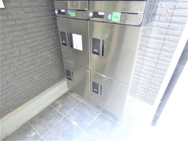 エントランス(荷物がいつ届いても安心の宅配ボックス完備)