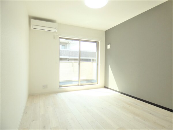 居室(アクセントクロスがオシャレな洋室)