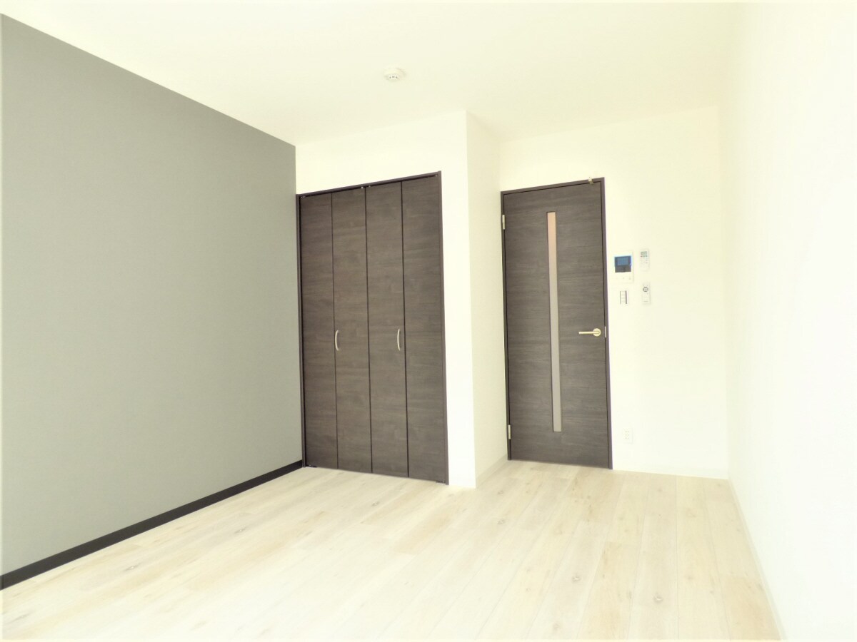 物件内観写真12　(白を基調とした明るいフローリング)