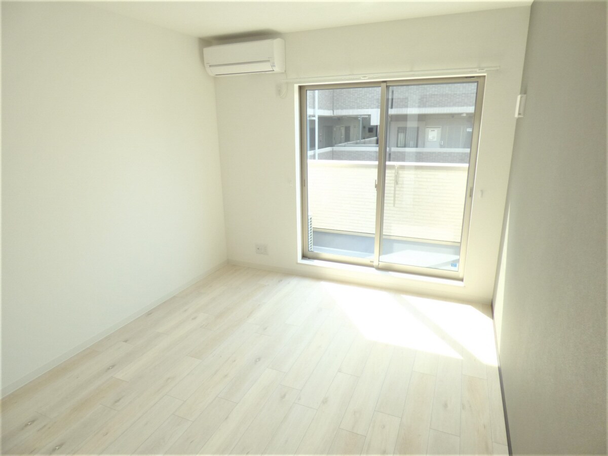 物件内観写真24　(明るい洋室)