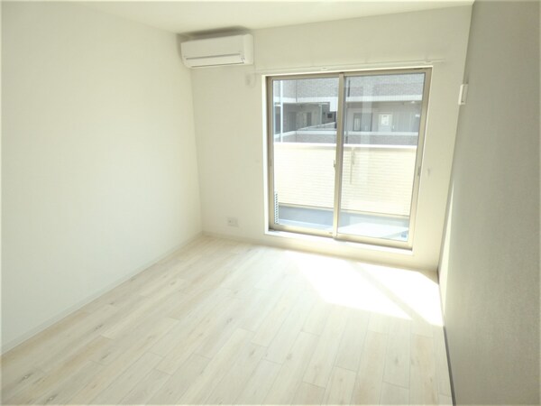 居室(明るい洋室)